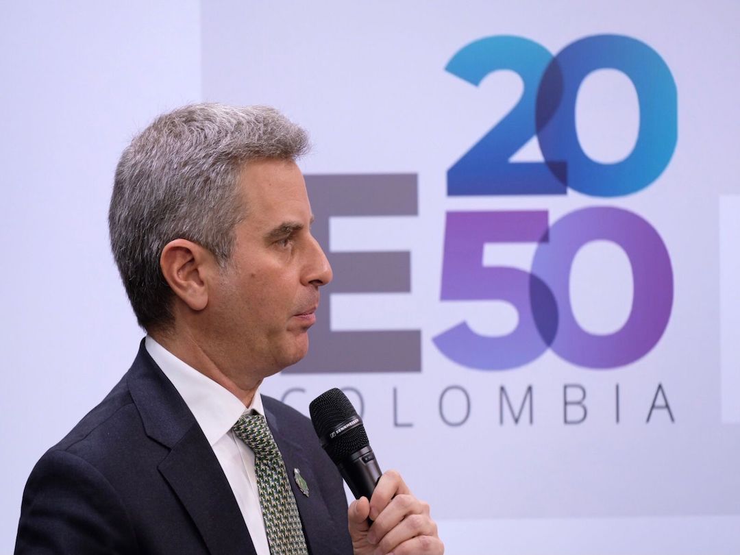 ● “Esta estrategia representa una oportunidad para un desarrollo económico y social más limpio y sostenible”: Presidente Duque. ● El ministro Correa dijo que el lanzamiento de la iniciativa en la COP26 reitera el compromiso ambiental de Colombia “para disminuir los riesgos que produce el cambio climático”. Glasgow (Escocia), 1 de noviembre de 2021 #ColombiaEnLaCOP26. Iván Duque Márquez, presidente de la República, y Carlos Eduardo Correa, ministro de Ambiente y Desarrollo Sostenible, lanzaron hoy en Glasgow, Reino Unido, la Estrategia Climática de Largo Plazo de Colombia E2050, la política de Estado a través de la cual el país planea cumplir lo pactado en el Acuerdo de París, proteger su biodiversidad y contribuir en la mitigación de los efectos del cambio climático en el planeta. El lanzamiento lo hicieron en el Pabellón Colombia ante asistentes y líderes de Estado de todo el mundo, durante el segundo día de la Vigésima Sexta Conferencia de las Partes de la Convención Marco de las Naciones Unidas sobre el Cambio Climático (COP26), que culminará el viernes 12 de noviembre. Esta cumbre cuenta con la participación de representantes de más de 190 países, quienes conjuntamente evalúan y discuten acciones y acuerdos para fortalecer la gestión del cambio climático. “La formulación de la E2050 cumple con el artículo cuatro y numeral 19 del Acuerdo de París, respecto al establecimiento de una hoja de ruta a largo plazo para un desarrollo con bajas emisiones de Gases de Efecto Invernadero. Esta estrategia representa una oportunidad para un desarrollo económico y social más limpio y sostenible”, dijo el presidente Duque en Glasgow. La E2050 le apuesta a gestionar de manera integral la biodiversidad, a producir y consumir de manera sostenible, al desarrollo rural, marino y costero diferenciado, a una movilidad e infraestructura sostenibles, entre otros factores que, aplicados de forma conjunta, aportarán significativamente al cuidado del planeta. “Esta importante estrategia climática reitera el compromiso ambiental de Colombia para contribuir a la disminución de los riesgos producidos por el cambio climático, lo que respalda las metas planteadas por el Gobierno Nacional, entre estas ser un país carbono-neutral al 2050, reducir las emisiones de Gases de Efecto Invernadero en un 51 % y tener cero deforestación al 2030. Esto quiere decir que Colombia está dando los pasos necesarios para transformar su forma de producir y consumir, así como está trabajando para que su sector económico y los territorios incrementen su capacidad de manejar el riesgo”, expresó durante su intervención Carlos Eduardo Correa, ministro de Ambiente. Todos comprometidos El proceso de formulación tomó 22 meses y fue aprobado de manera unánime por la Comisión Intersectorial de Cambio Climático (CICC) de la Cancillería, el 24 de septiembre de 2021. Los recursos utilizados para dicho proceso ascendieron a 900.000 euros y fueron movilizados por la AFD en su fondo global llamado Facilidad 2050. La E2050 fue liderada por el Ministerio de Ambiente y Desarrollo Sostenible, el Departamento Nacional de Planeación (DNP) y la Cancillería, con el apoyo del Gobierno francés a través de sus agencias de cooperación financiera y técnica AFD y Expertise France, respectivamente; contó también con el apoyo técnico del Banco Interamericano de Desarrollo (BID), el Programa de las Naciones Unidas para el Desarrollo (PNUD) y el World Resources Institute. Philipe Lacoste, director de Desarrollo Sostenible del Ministerio de Europa y Asuntos Exteriores, resaltó el compromiso ambiental que ha asumido el país en escenarios internacionales. “El proceso que ha venido desarrollando Colombia es muy importante y esta estrategia será fundamental para seguir potenciando los compromisos climáticos de Colombia enmarcados el Acuerdo de París”, aseguró. A su turno, Mauricio Claver-Carone, presidente del Banco Interamericano de Desarrollo (BID), dijo: “Colombia se está posicionando como uno de los primeros países en tener una estrategia de largo plazo, una acción importante para la región, ya que crea emprendimientos, moviliza la economía y beneficia a la humanidad, al ambiente, entre otros. Queremos trabajar con más países para una mayor ambición y continuar fortaleciendo un cambio trascendental que inicia hoy”. Una mesa mundial Además del presidente Duque y el ministro Correa, la mesa contó con la presencia de Jérémie Pellet, director ejecutivo de Expertise France; Rémy Rioux, director ejecutivo de la Agencia Francesa de Desarrollo; Mauricio Claver-Carone, presidente del BID; Helen Mountford del World Resources Institute; Carlos Manuel Rodríguez, presidente del Fondo Mundial para el Medio Ambiente (GEF, por su sigla en inglés); Manuel Pulgar, líder de la Práctica Global de Clima y Energía del Fondo Mundial para la Naturaleza (WWF Internacional); Diego Navarrete, líder de The Nature Conservancy; Gustavo Padilla, representante de Panamá; Jessica Bedoya, del BID, y Colin Martin-Reynolds, embajador de Reino Unido en Colombia
